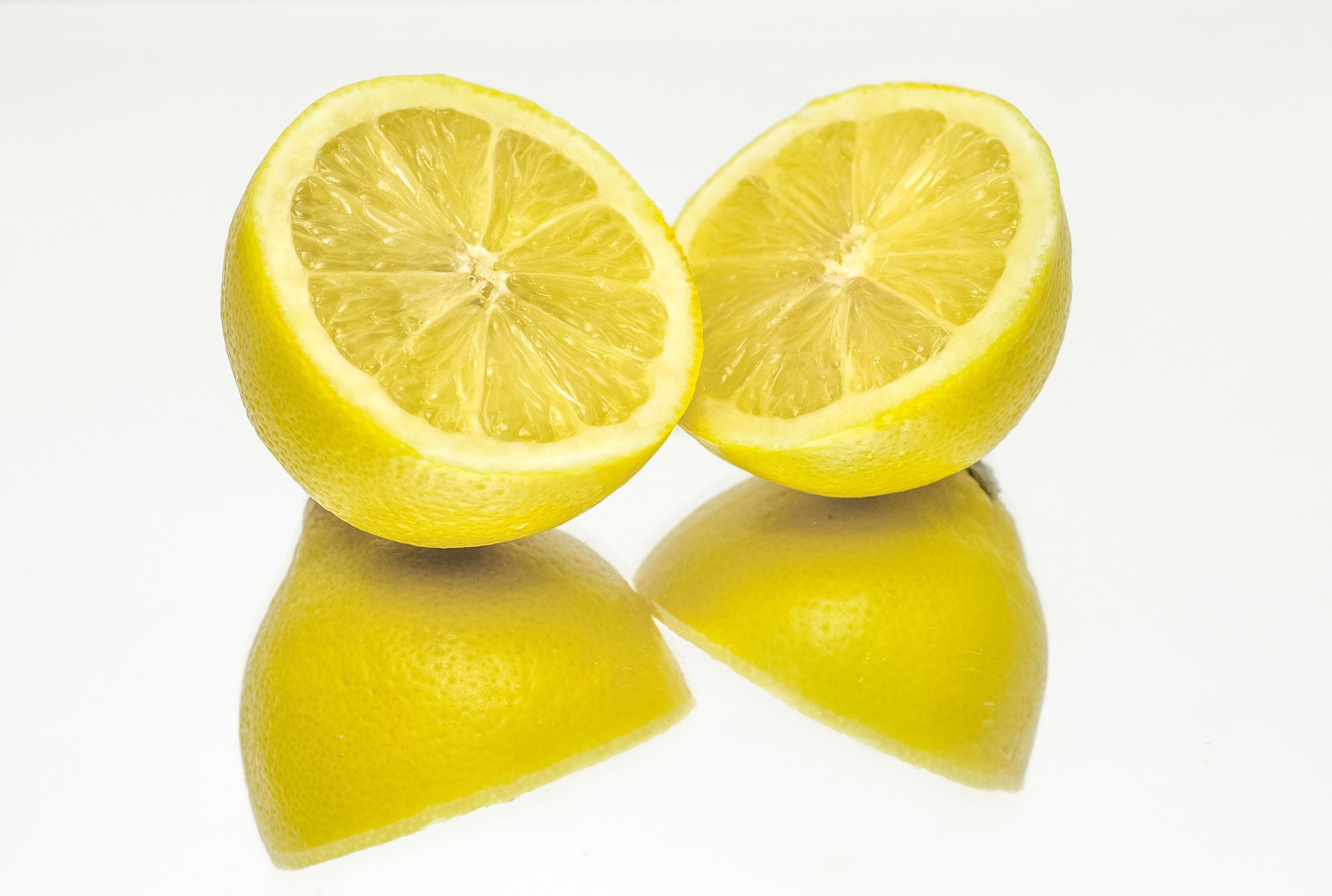 le citron néttoie la peau grasse et lutte contre l'acné