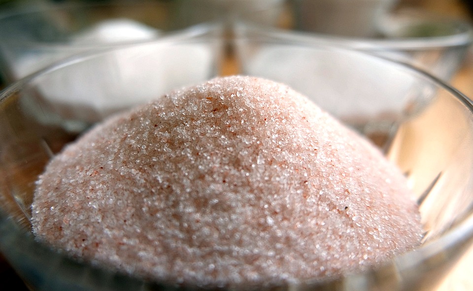 gommage du cuir chevelu avec le sel et le sucre